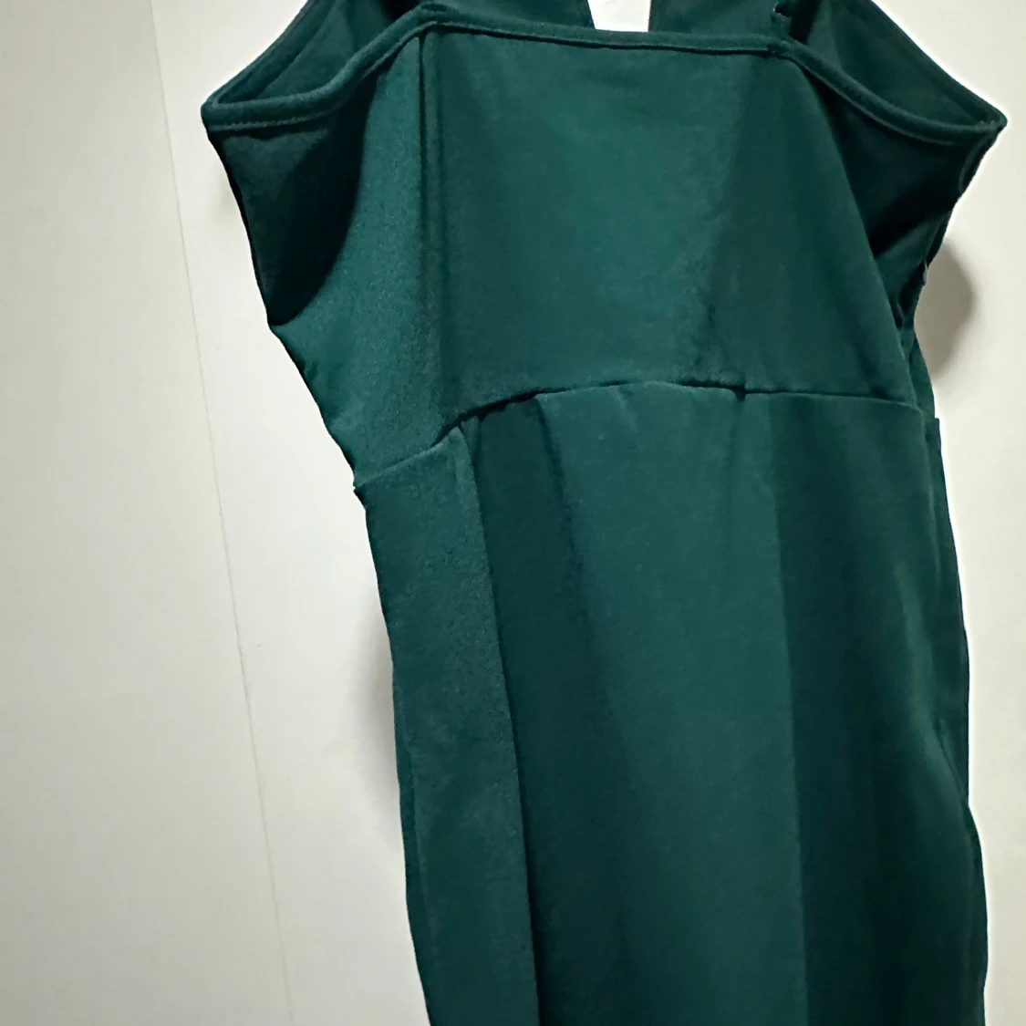 Mörkgrön kort klänning med v-ringning - 2