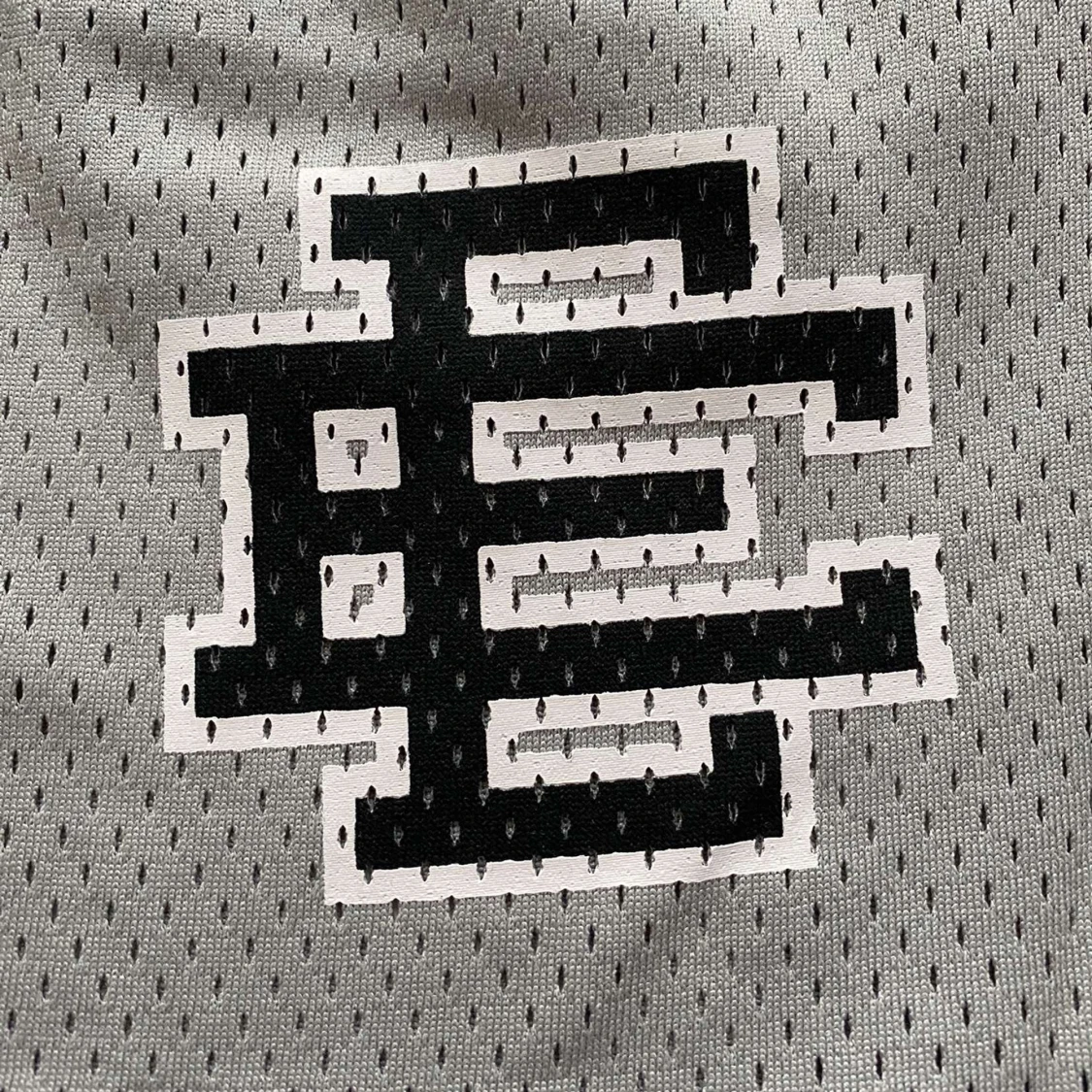 Grå mesh shorts med tryck - 3