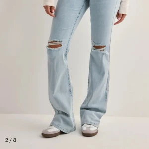 Ljusblå bootcut jeans med slitningar - Säljer mina jeans från Nelly då dom inte kommer till användning längre. Skriv privat för fler bilder 