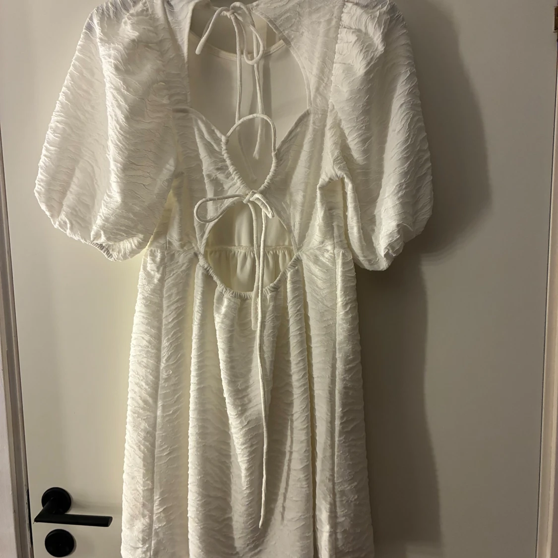 Vit kort klänning med öppen rygg - 3