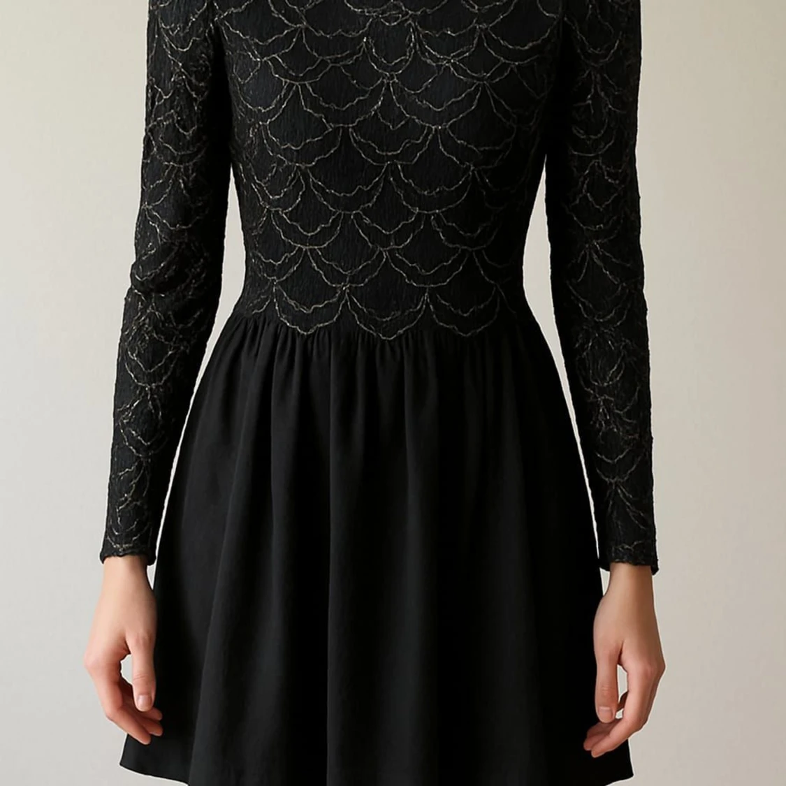 Svart spetsklänning med glitterdetaljer