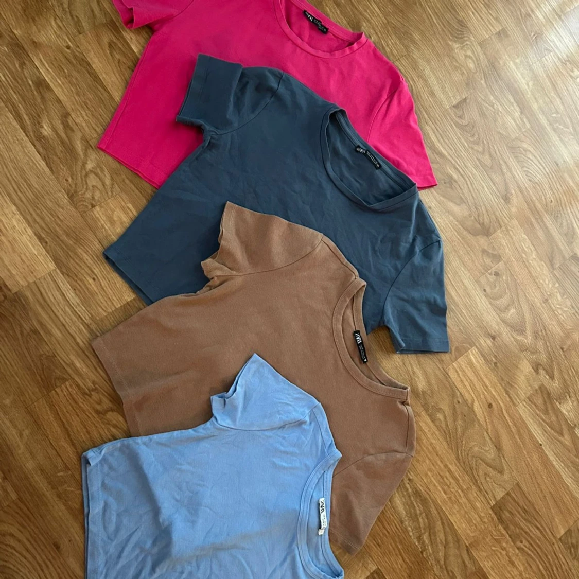 4-pack croppade toppar från Zara - 2