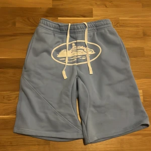 Ljusblå Corteiz shorts - Säljer ett par ljusblåa shorts från Corteiz för jag har för många shorts och använder knappt dem längre så lika bra att sälja dem. Dem är lite använda men ingen fläck eller något så ser i princip helt nya ut. Pris kan diskuteras!