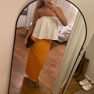 Sommarkjol - Säljer denna superfina långkjolen från H&M i en orange fin färg, perfekt nu till sommaren💓Storlek S