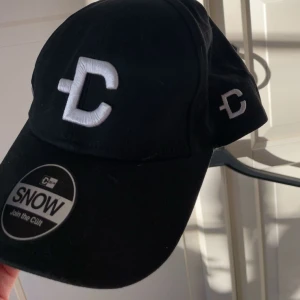 Svart keps från DirtCult - Svart keps från DirtCult med vit broderad logga framtill och på sidan. Klassisk böjd skärm och justerbar passform. Knappt använd. Skriv vid funderingar💕💕