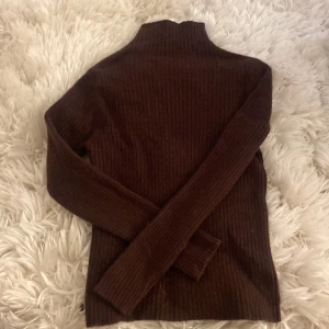 Brun ribbad polotröja - Mysig brun polotröja med ribbat tygg 💘🫰🏼🥺 