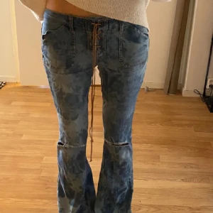 Lågmidjade bootcut jeans  - Säljer dessa så snygga unika lågmidjade bootcut jeansen med en cool tvätt, bilderna är lånade  men kan även skicka fler, midjemått ca 37cm rakt över men de är stretchiga! innerbenslängden är ca 83cm. Pris kan disskuteras