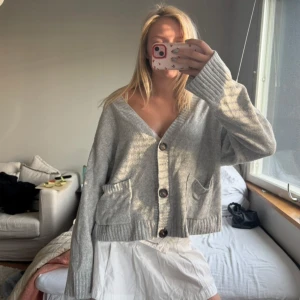 Grå stickad kofta - Inga defekter