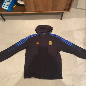 Real Madrid vindjacka från adidas - En Real Madrid vind jacka som är i gott skick och storlek är M.