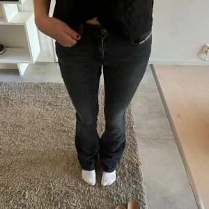 Diesel Jeans - Super snygga grå bootcut från diesel! Tyvärr lite små för mig och lite korta, blir mer bootcut om man är lite kortare (är ungefär 172)♥️ såå sköna och perfekta! Använd en gång så riktigt bra skick!