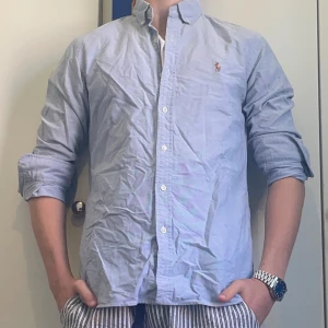 Blå Ralph Lauren skjorta - Väldigt snygg Ralph Lauren skjorta storlek S endast 449kr! Skjortan är inte skrynklig behöver bara strykas👍🏻