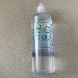 Biotrue multi-purpose solution 300ml - Biotrue multi-purpose solution från Bausch + Lomb i en genomskinlig plastflaska med vit kork. Innehåller 300 ml vätska som används för rengöring och förvaring av kontaktlinser. Perfekt för dig som vill ta hand om dina linser på ett smidigt sätt.