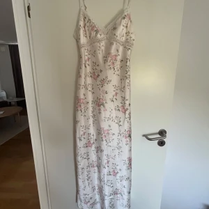 Maxi satinklänning - Säljer superfin klänning perfekt till midsommar, endast testad🩷är slutsåld på ginas hemsida. Pris kan diskuteras!