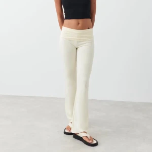 Yoga pants Gina tricot - Vita yoga pants i storlek M från Gina Tricot. Använda några få gånger och är i fint skick! 