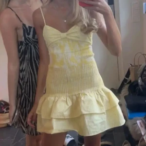  Efterfrågan gul Zara klänning - Supersöt gul klänning från zara med rosett och volang 💓 inte mina bilder kom privat för frågor och egna bilder💓💓passar mig som vanligtvis har S. Prislappen är kvar så den är aldrig använd och utan defekter💓