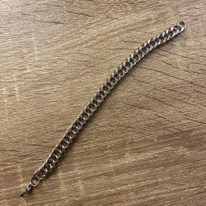 Kedjearmband i silverfärg - Stilrent armband med breda, platta länkar i silverfärg. Klassisk kedjedesign med karbinlås som gör det enkelt att ta på och av. Perfekt accessoar för dig som gillar en clean och tidlös look. helt nytt steeinless steel pansar länk väger 24g så väger lite otroligt bra kvalite till herr 