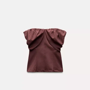 Brunröd bandeau tubtopp med drapering - Säljer denna slutsålda zara toppen, en brunröd eller vinröda bandeau tubtopp med draperad effekt upptill. Så himla vacker, passar till så mycket i sommar, använd två gånger och är som helt ny!❤️(även stretchig så passar fler)