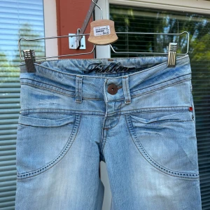Low waist bootcut jeans  - Skitsnygga lågmidjade jeans med bootcut. Storlek 26/32💓Säljer endast för att det är för små. Väldigt bra skick och märket är fishbone. Skriv för mått eller andra frågor annars är det bara att köpa
