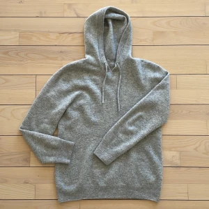 Grå cashmere hoddie  - Säljer en grå stickad cashmere hoddie i bra skick och har inga spår av direkta defekter.  Hoddien är i storleken XS men lite liten i storleken, tveka inte på att höra av er vid minsta fundering🤗!