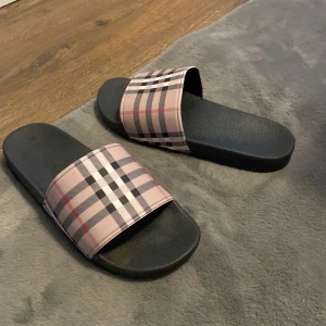 Burberry tofflor - Säljer mina helt nya burberry tofflor för att dem passar inte mig. Fick dem i present och nu vill jag sälja dem.