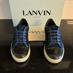 Lanvin Skor - Feta Lanvin skor i blå | UK 7 som motsvarar ca 41-42 | Dem är i ett väldigt bra skick med få tecken av användning | Lanvin-dustbag följer med | Tveka inte att kontakta oss vid minsta fundering!