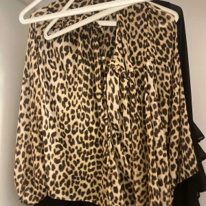 Leopard Blus  - Säljer denna snygga leopard blus som jag aldrig använt. Den är i storlek XS men passar också som S. Den är trendig och därmed slutsåld, och den passar till allting, skit snygg! Säljer eftersom att jag har 2 st. Pris kan diskuteras. Materialet är skönt och rätt så luftigt nu inför sommaren. Nypris: 299kr tror jag. 