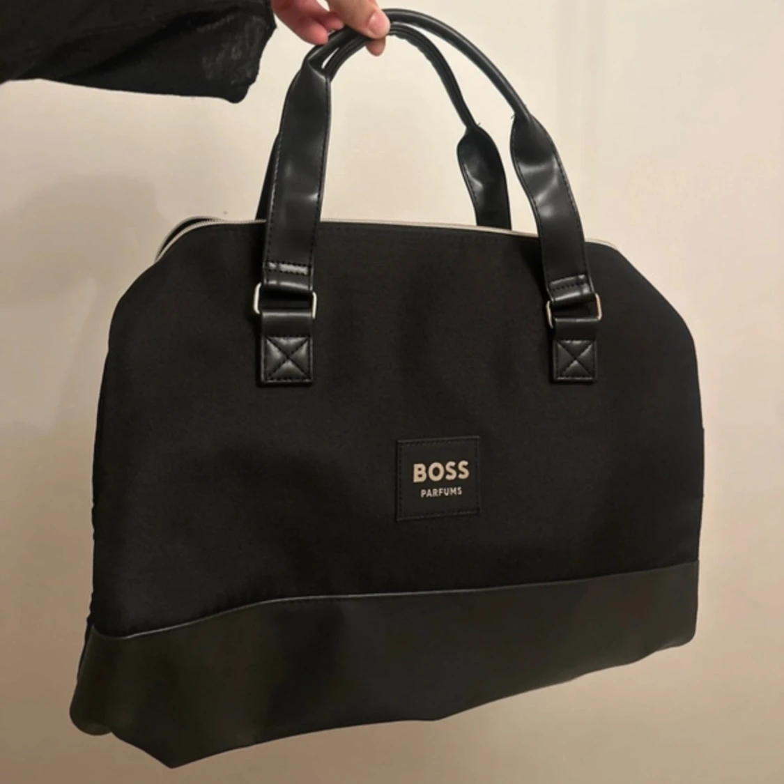 Svart handväska från BOSS Parfums