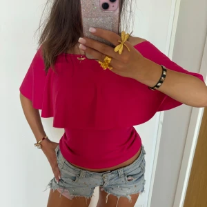 Offshoulder volangtopp  - Så snygg rosa offshoulder volangtopp! Jag är 168 och det är mina bilder, köp via köp nu direkt eller Swish, kvar tills markerad som såld 💖