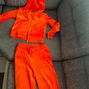 Juicy set  - Båda delarna ingår o båda delarna är i storlek xs. Jättefina 