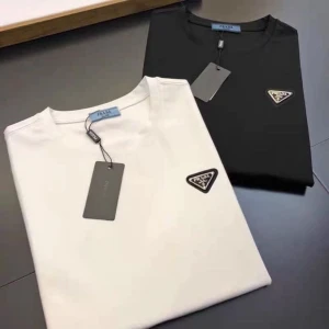Prada svart och vit t-shirt med logga - Två stilrena t-shirts från Prada i svart och vitt, Helt nya. För båda T-shirt 800kr men för endast en av dom 500kr. 