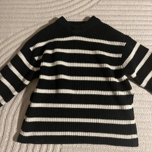 Stickad tröja - Säljer en randig tröja från h&m i XS!! Använd gärna köp nu 🩷