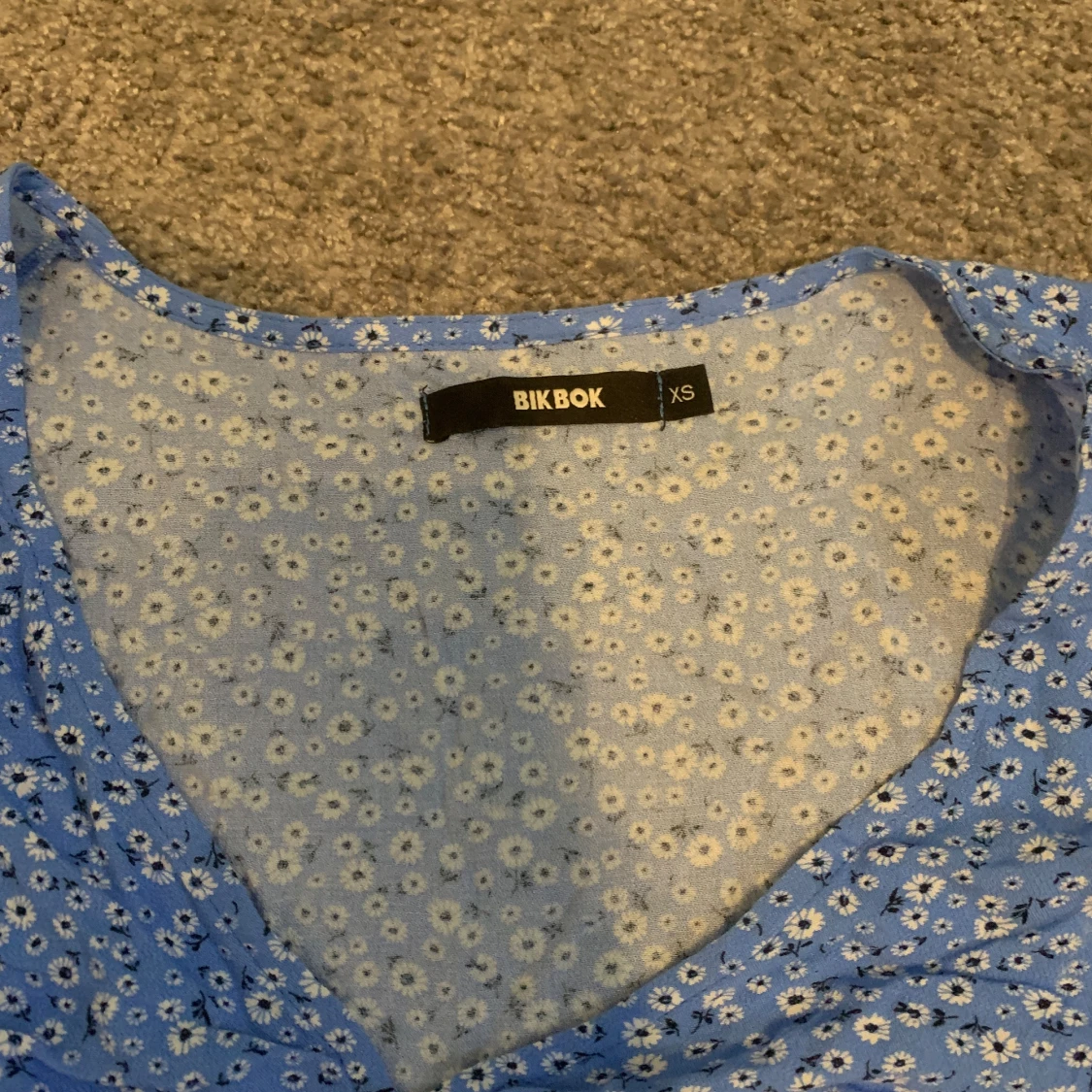 Blommig blå blus från BikBok XS - 1