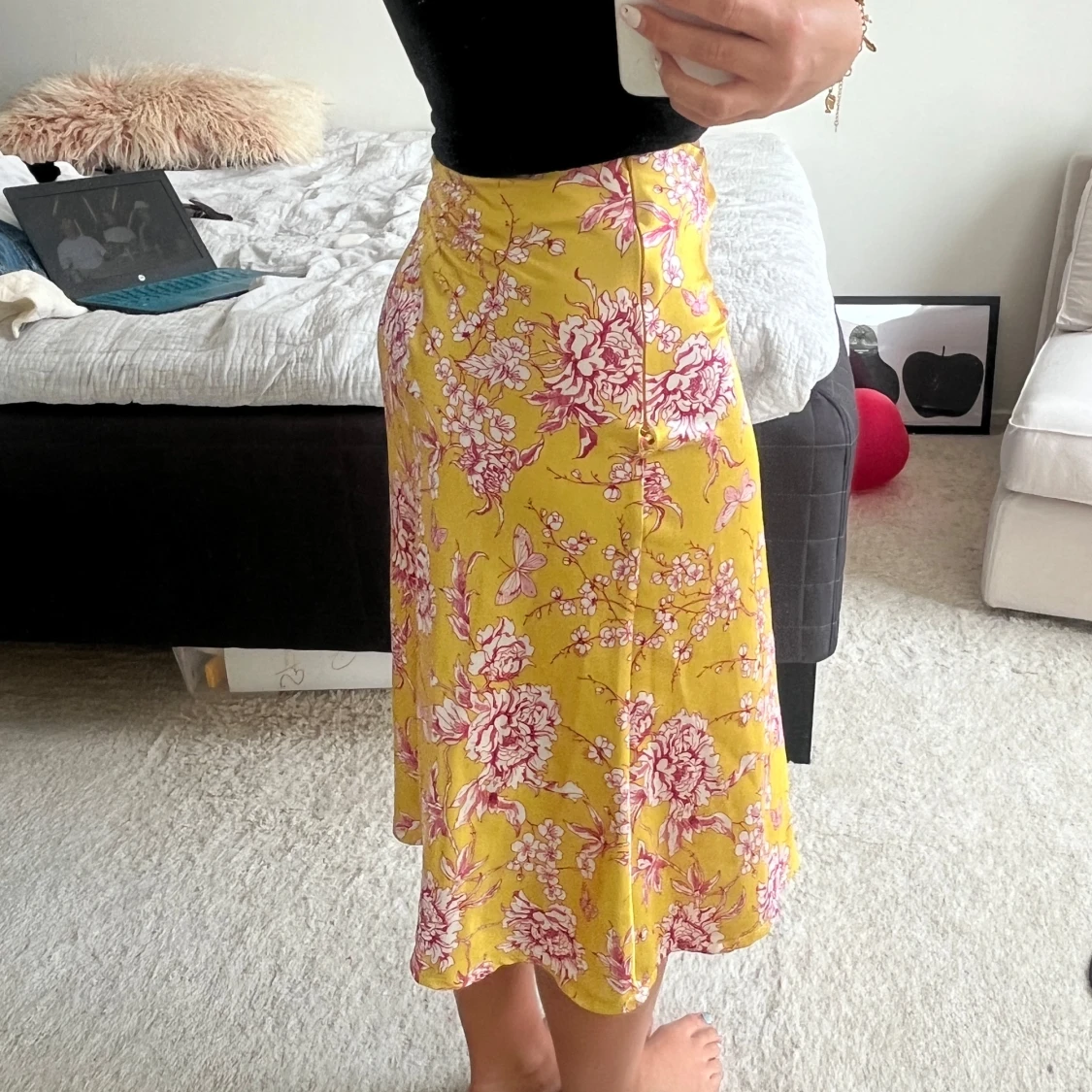 Mönstrad midikjol i satin - 1