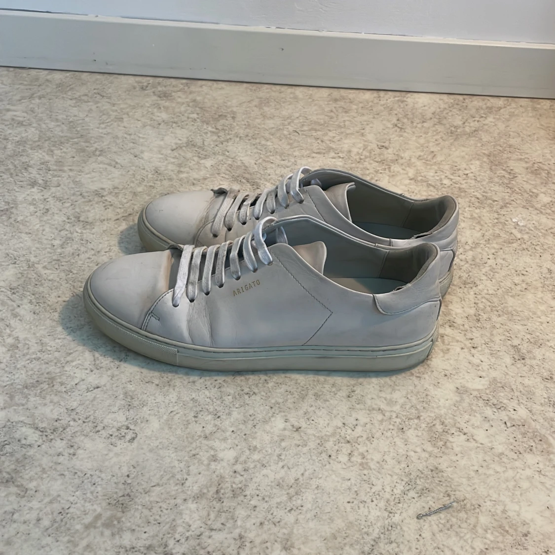 Vita sneakers från Axel Arigato