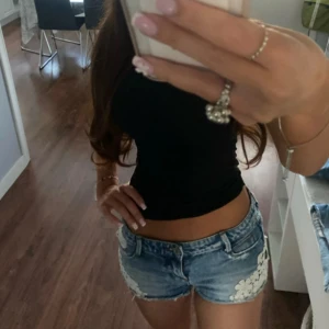 Lowwaist mini jeansshorts med vit brodering - Snygga low waist jeansshorts i strl 34, midja:38cm. Kommer fler unika jeansshorts/kjolar så följ!!