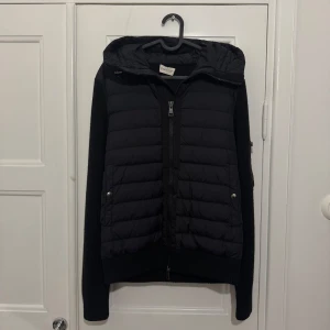 Moncler cardigan - Size: Large Pit-to-pit measurement: 53cm Length measurement: 60cm Very good Condition! Color: Black Comes with: Nothing Retail: 925€