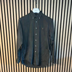 Ralph Lauren skjorta olivgrön  - Olivgrön Ralph Lauren skjorta | Skick 9/10 | Hör gärna av dig vid minsta fundering😊
