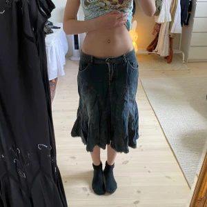 Vintage midi jeans kjol  - Midja 40,5x2 cm, längd ca 62 cm 🤍 storlek M på lappen 