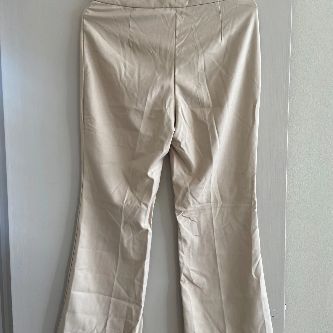 Beigea kostymbyxor, från Monki storlek 40 - 1