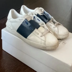 Valentino Open sneakers vit/blå skinn - Valentino opens. Säljes pågrund av dom är för små. Allt original medföljer.