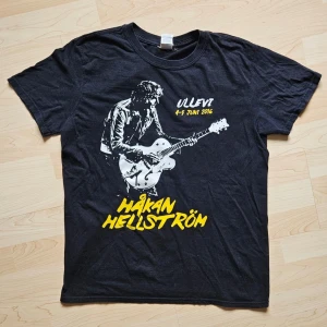 Håkan Hellström Ullevi 2016 - T-Shirt - Håkan Hellström T-shirt - Ullevi 2016  Fint skick - 3 "ljusa streck" långt ner på vänster sida  Storlek: M  100% Bomull   Axelbredd: 43cm  Längd: 67cm