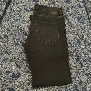 Replay anbass  - Tjabba, säljer ett par replay jeans som köptes nya från hanzens i februari. De är i ny skick och den enda defekten är att det finns en liten lagning på knät. 