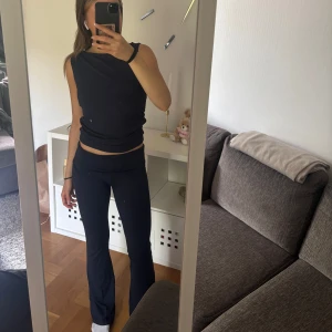 Mörkblå yogapants och matchande topp - Säljer mitt sett från Gina då den aldrig kommer till användning. Tröjan är i storlek M och byxorna S