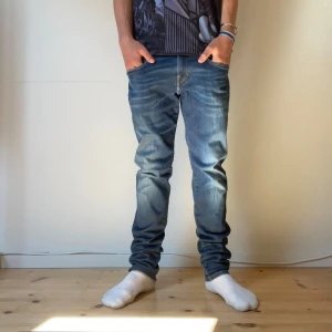 Replay Anbass blå jeans slim fit - Säljer ett par snygga Replay Anbass jeans i blå tvätt med slim fit. Jeansen har klassisk femficksdesign, normal midja och lätt slitna detaljer för en cool look. Perfekta till vardagsstilen och passar till det mesta. Materialet är mjukt och stretchigt jeans. Modellen är 174 och jeansen är lite långa för honom!