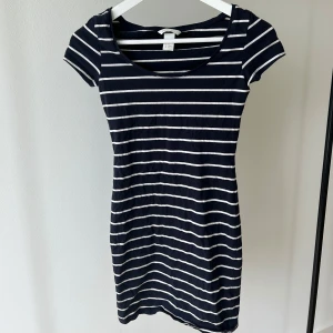 Randig marinblå kortklänning H&M - Nyskick 