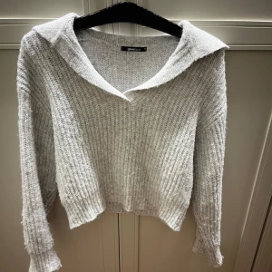 Grå stickad  - Grå stickad från Gina Tricot. Storlek XS. 