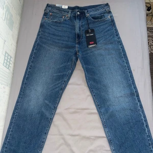 Levis jeans - nyskick - Hej! Har 2 par jeans som jag tänkt mig och sälja iväg.  Bild 1,2,3: Levis jeans i loose fit, aldrig använda (sitter alla tags kvar) endast testade, W34/L32, sitter ganska bra på mig som är 1,90.  Bild 4,5,: Alberto jeans i regular fit, använda 2 gånger i storlek W32/L32, sitter perfekt.   Säljer de pågrund av att de aldrig kom till användning: 200kr styck eller 300 för bägge två.  Mötes i Sundsvall eller kan skicka iväg de, kan bjuda på frakten vid smidig affär.