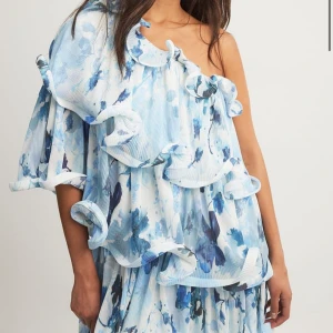 Slutsåld Nakd klänning  - Säljer min blåa Nakd klänning som knappt är använd, så himla fin nu till midsommar! Den är slutsåld på hemsidan. Ser ut som nytt skick!