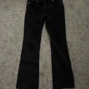 Svarta bootcut jeans från Denim - Ett par snygga jeans från zara bootcut😊säljer så de inte sitter lika bra på mig längre men passar i längden för mig som är 174cm