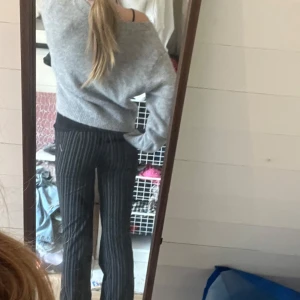 Stickad kofta - Jätte fin grå stickad kofta från other stories! Storlek M❤️